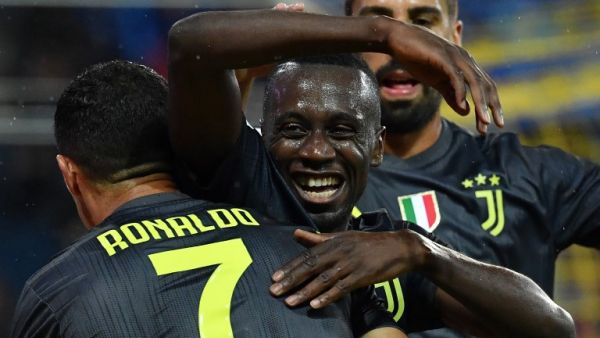 ماتويدي (وسط) يتلقى التهنئة بهدفه من زميله كريستيانو رونالدو الذي فشل في التسجيل للمرة الثالثة على التوالي
