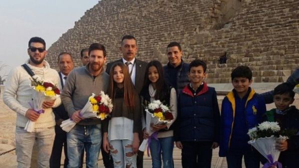 ميسي خلال زيارته للأهرامات