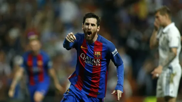ميسي يحتفل بهدف الفوز في شباك ريال مدريد