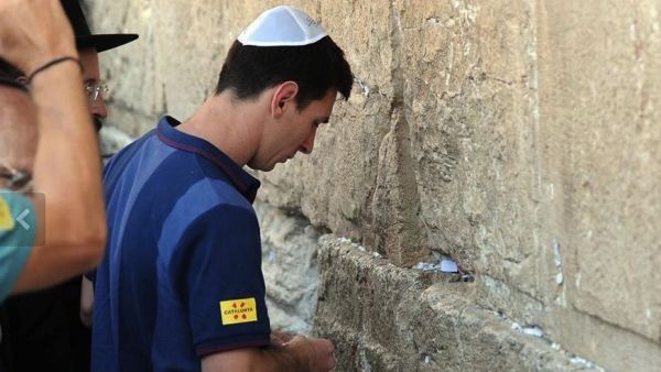 ميسي أمام حائط البراق خلال زيارة سابقة للقدس وهو يرتدي القبعة اليهودية التقليدية