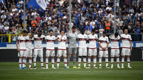 لاعبو ميلان يقفون دقيقة حداد على روح الأسطورة تشيزاري مالديني الذي توفي عن عمر يناهز الـ 84 عاماً