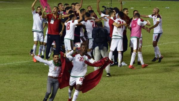 لاعبو المغرب يحتفلون بالتأهل التاريخي