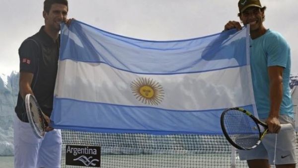 نادال وديوكوفيتش يرفعان علم الأرجنتين نادال وديوكوفيتش يرفعان علم الأرجنتين