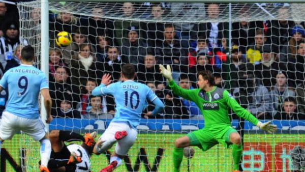 دجيكو (وسط) يسجل هدف مانشستر سيتي الأول