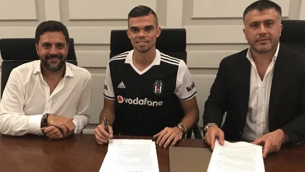 بيبي يوقع على عقد انضمامه لبيشكتاش