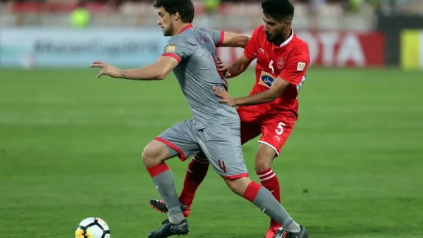 Persepolis Bashar Resan (R) vies for the ball against al-Duhail Lucas Mendes during the AFC Champions League quarter final match between Persepolis FC and al-Duhail SC at the Azadi Stadium in the Iranian capital Tehran on September 17 2018.
STR / afp