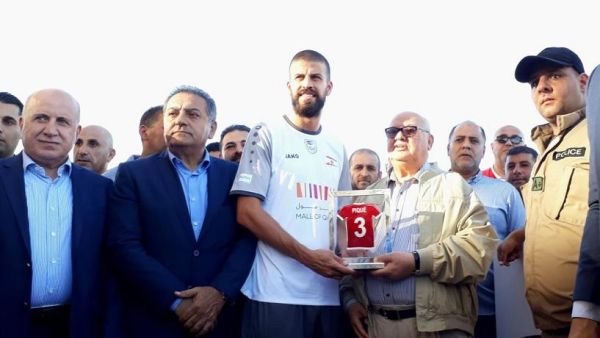 تكريم بيكيه على هامش المباراة