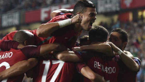 لاعبو البرتغال يحتفلون بالهدف الثاني