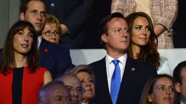 Britain's Prince William and his wife Catherine (back) stand with Britain's Prime Minister David Cameron and his wife Samantha (front) during the opening ceremony of the London 2012 Olympic Games on July 27, 2012 at the Olympic stadium in London. AFP PHOTO / LEON NEAL
LEON NEAL / AFP