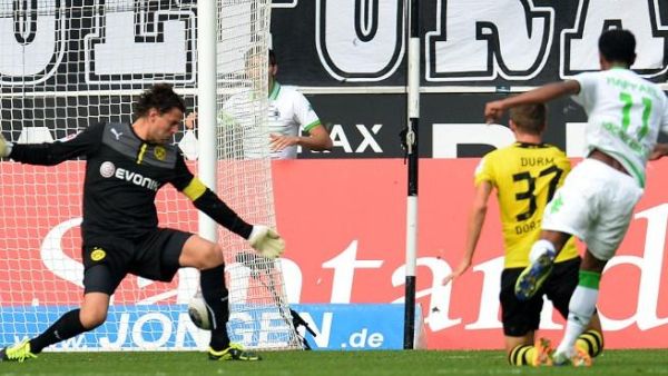 رافاييل (يمين) يسجل هدف مونشنغلادباخ الثاني