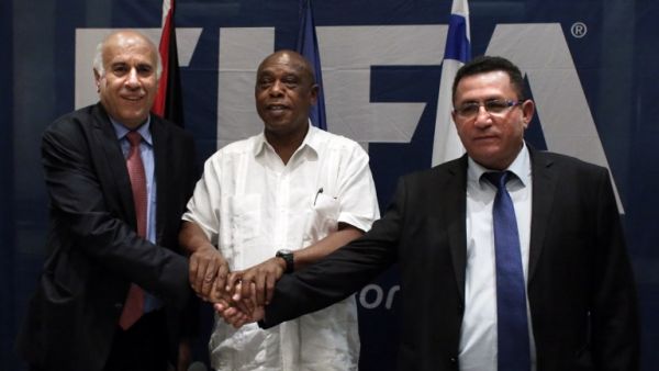 (From L-R) Palestinian Football Association president Jibril Rajoub, Chairman of the FIFA Monitoring Committee Israel-Palestine Tokyo Sexwale and Israel's Football Association president Ofer Eini, shake hands at the end of a press conference in the West Bank city of Jericho. AFP PHOTO / THOMAS COEX
THOMAS COEX / AFP