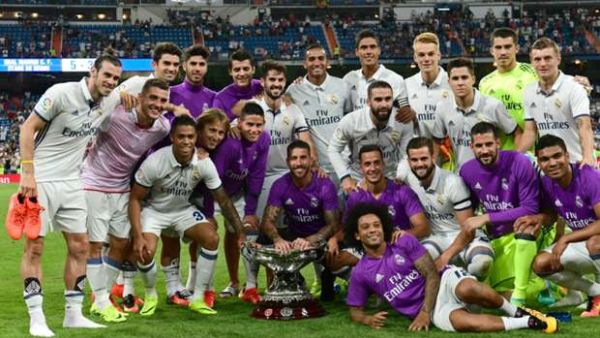لاعبو ريال مدريد يحتفلون بالكأس