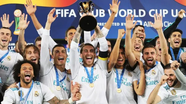 لاعبو ريال مدريد يحتفلون باللقب خلال حفل التتويج
