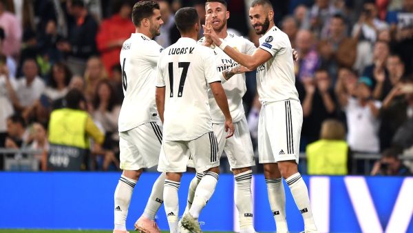 لاعبو ريال مدريد يحتفلون بهدف بنزيمة (يمين)