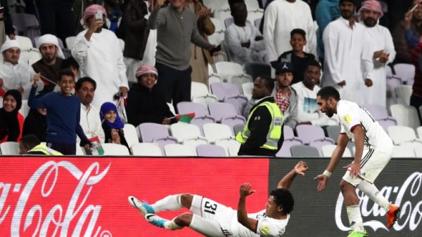 رومارينيو يحتفل بهدفه على طريقته الخاصة