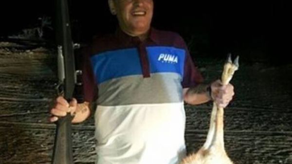 مارادونا يستعرض فريسته