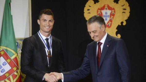 الرئيس البرتغالي يصافح رونالدو