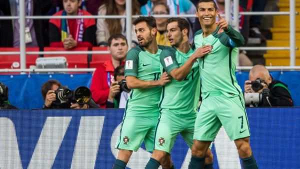لاعبو البرتغال يحتفلون بهدف رونالدو (يمين)