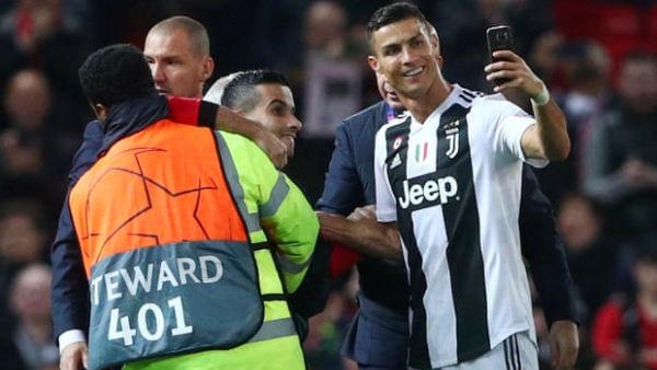 رونالدو يلتقط الصورة مع المشجع المانشستراوي