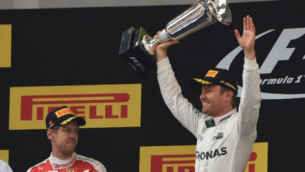 روزبيرغ يحتفل بفوزه