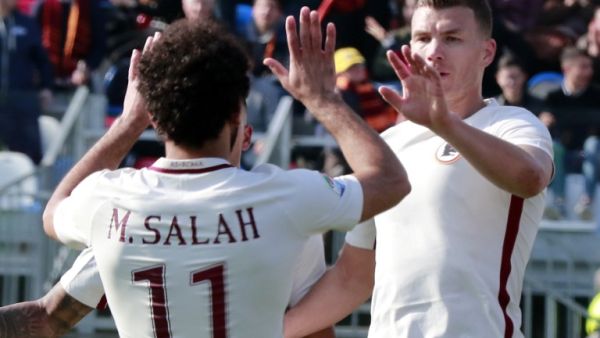 محمد صلاح (يسار) أحد نجوم المباراة يهنىء دجيكو بهدفه