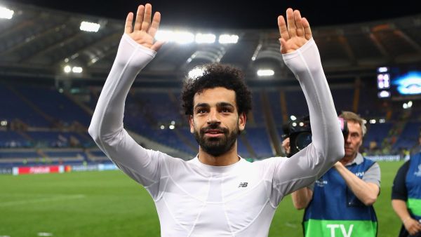 محمد صلاح يحيي الجماهير بعد نهاية المباراة