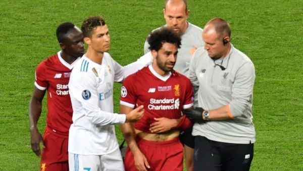صلاح يتلقى المواساة من كريستيانو رونالدو