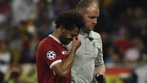 محمد صلاح يغادر الملعب متأثراً بإصابته