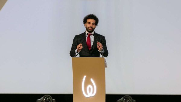 صلاح بعد تسلمه الجائزة
