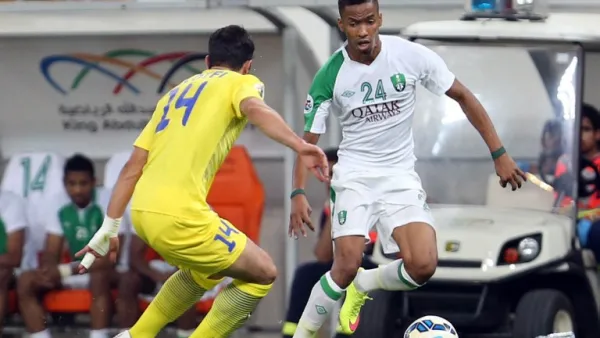 Saudi's Al-Ahli midfielder Salman Al-Muwashar (R) tries to dribble past Iran's Naft Tehran defender Saeid Lotfi (L) during their AFC Champions League football match at the King Abdullah bin Abdelaziz Stadium in Jeddah, on May 27, 2015. AFP PHOTO / STR
STR / AFP