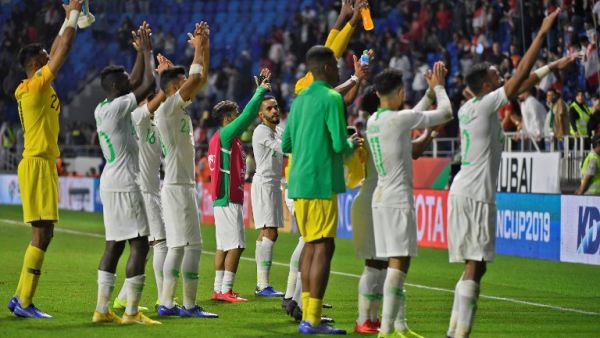 لاعبو السعودية يحييون الجماهير بعد ضمان التأهل