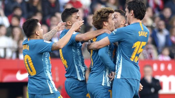 لاعبو أتلتيكو مدريد يحتفلون بهدف غريزمان