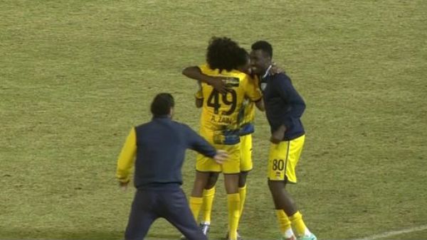 لاعبو التعاون يحتفلون بالهدف الثاني