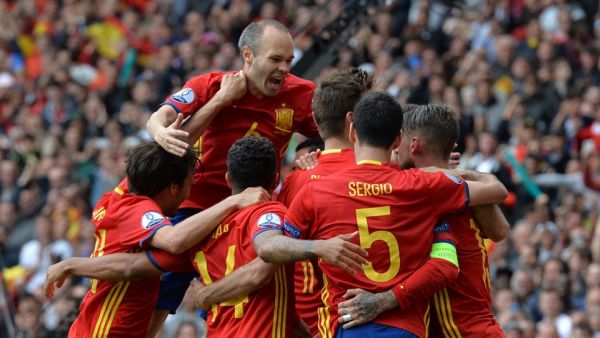 لاعبو منتخب إسبانيا يحتفلون بالهدف