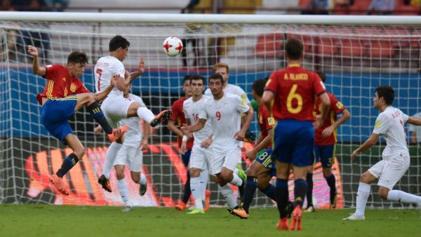 Cesar Gelabert (L) of Spain and Amirhossein Hossseinzadeh (2L) of Iran compete for the ball during their quarterfinal football match of the FIFA U-17 World Cup at the Jawaharlal Nehru International Stadium in Kochi on October 22, 2017. The FIFA U-17 Football World Cup is taking place in India from October 6 to 28.
ARUN SANKAR / AFP