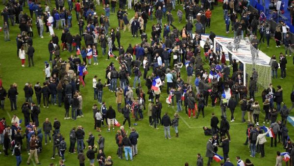 Football fans gather in the field as they wait for security clearance to leave the Stade de France in Saint-Denis, north of Paris, after the friendly football match France vs Germany on November 13, 2015 following shootings and explosions near the stadium and in the French capital. AFP PHOTO / FRANCK FIFE
FRANCK FIFE / AFP