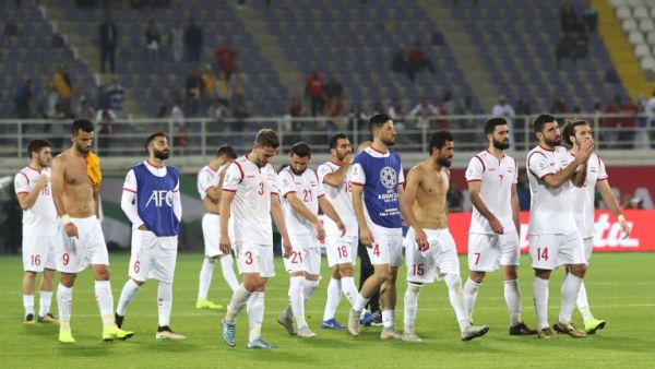 لاعبو سوريا يحييون الجماهير بعد نهاية المباراة