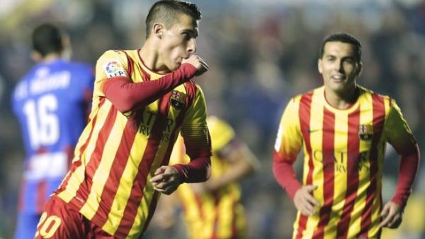 تييو (يسار) يحتفل بهدفه الأول