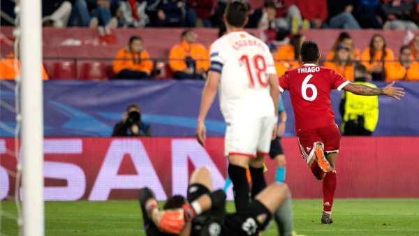 تياغو (يمين) يحتفل بهدفه