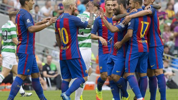 لاعبو برشلونة يحتفلون بهدف توران