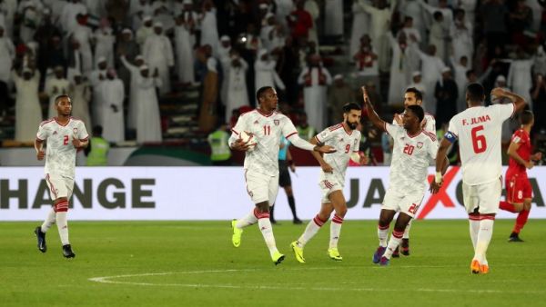 لاعبو الإمارات يحتفلون بهدف التعادل