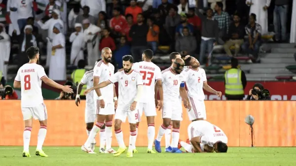 لاعبو الإمارات يحتفلون بالهدف الثاني