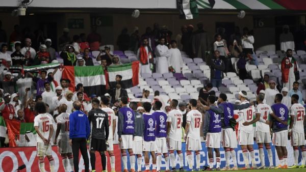 لاعبو الإمارات يحتفلون بالتأهل مع جماهيرهم