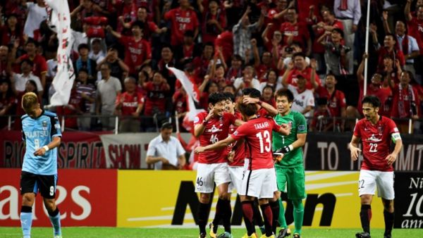 لاعبو أوراوا يحتفلون بالفوز الكبير