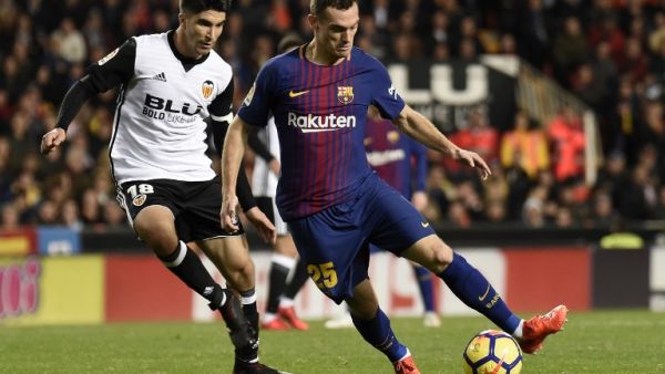 فيرمايلين (يمين) خلال لقاء برشلونة وفالنسيا