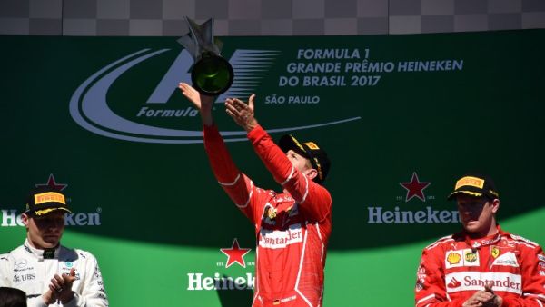 فيتيل (وسط) على منصة التتويج يحتفل بالفوز