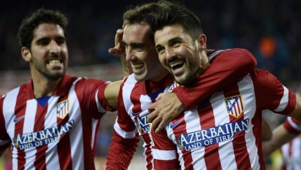 فيا (يمين) يتلقى التهنئة بعد هدفه