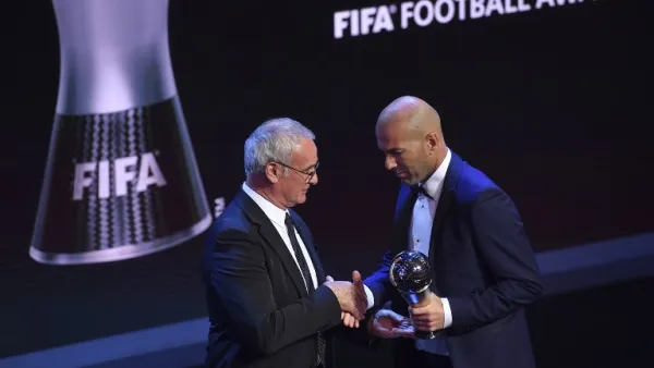 Real Madrid's French coach Zinedine Zidane (R) shakes hands with Italian manager of Nantes, Claudio Ranieri after winning The Best FIFA Men's Coach of 2017 Award during The Best FIFA Football Awards ceremony, on October 23, 2017 in London.
Ben STANSALL / AFP