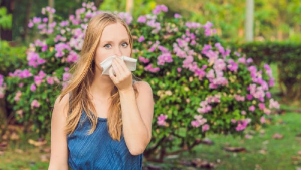 من أعراض حساسية الربيع المعاناة من سيلان الأنف، وتدميع العينين