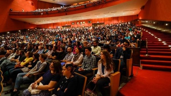 طلاب الجامعة خلال الحدث طلاب الجامعة خلال الحدث